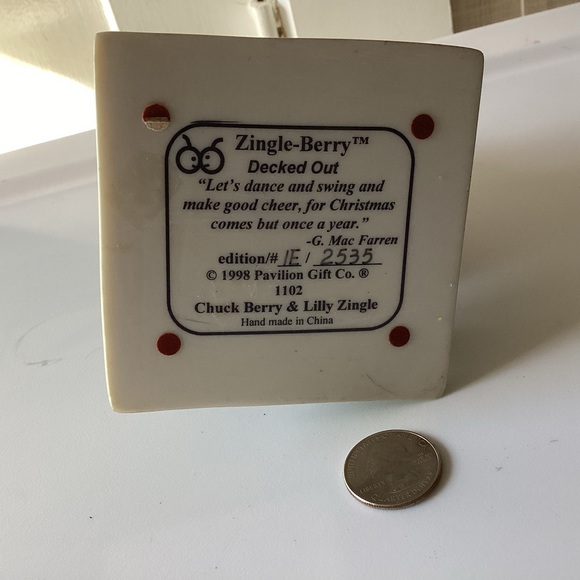 Zingle Berry, Decked Out,  Decorating the Christmas Tree - Picture 5 of 5